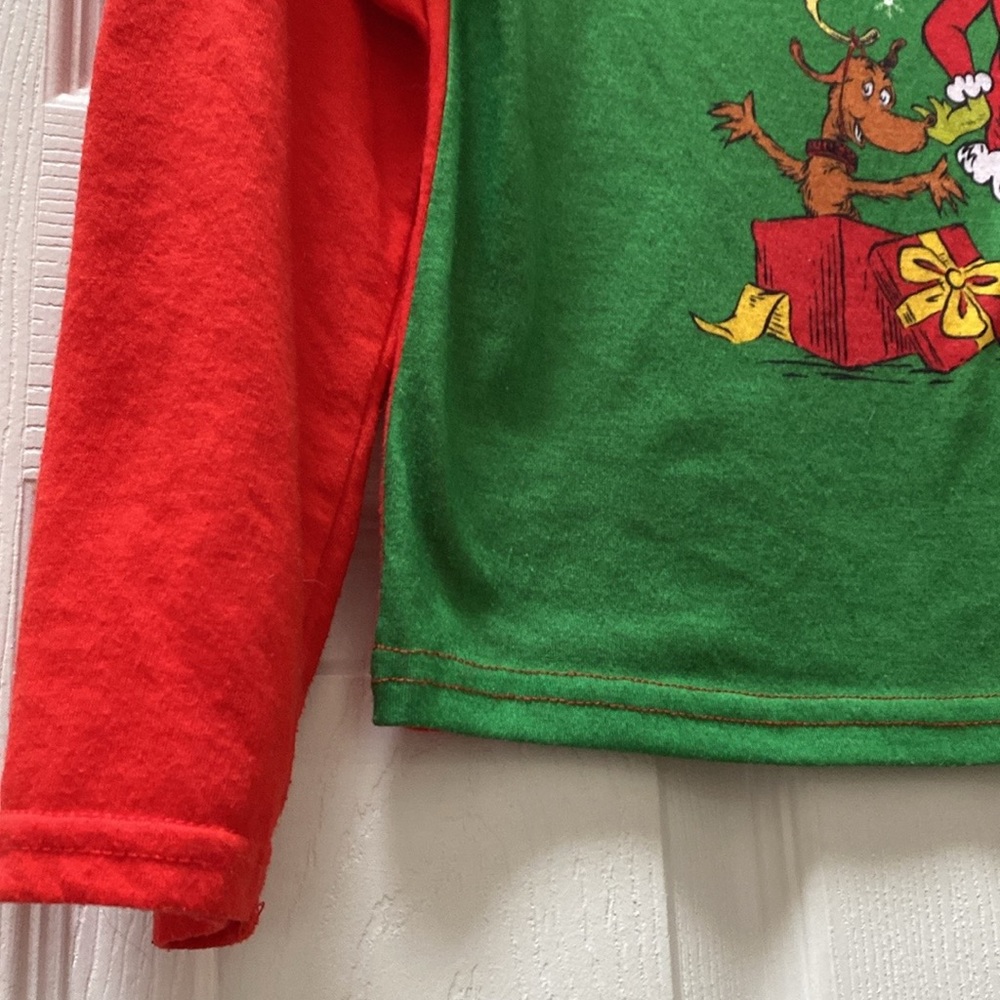 Unisex Pajama Top "I'M HERE FOR THE PRESENTS" with the Grinch, Size 10 - Picture 5 of 9